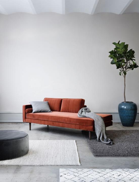 Lisää väriä sisätiloissa harmaa olohuoneen sohva oranssi harmaa heittää viltti matot vihreä kasvi ruukussa