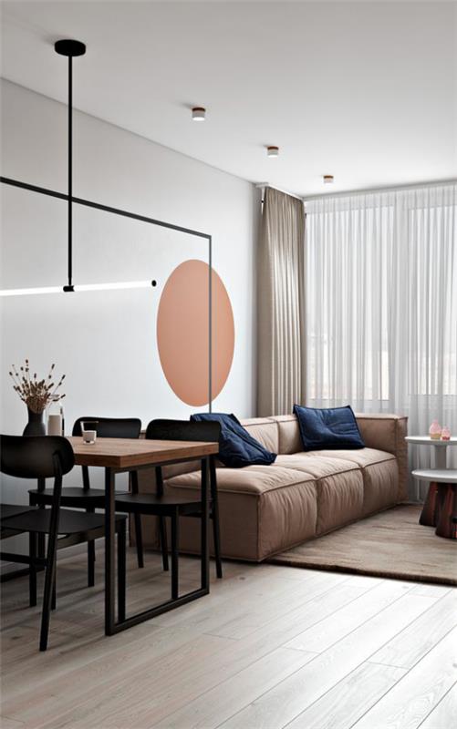 Enemmän värejä sisätiloissa, tyylikäs istuinalue avoimessa tilassa Tappi seinälle, lämmin oranssi sohva vaaleanruskeassa, tyylikkäässä suunnittelukonseptissa