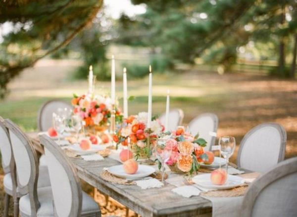 kynttilät tuolit ruokapöytä häät koristelu kermainen ja persikka värejä