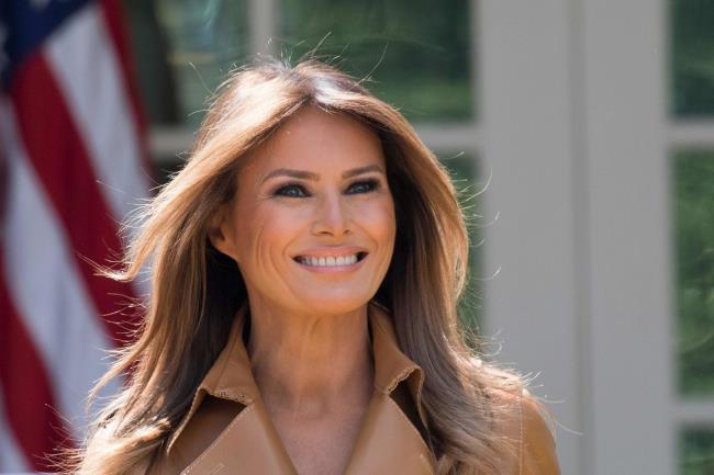 Melania 50 -vuotias iso hymy kasvoilla