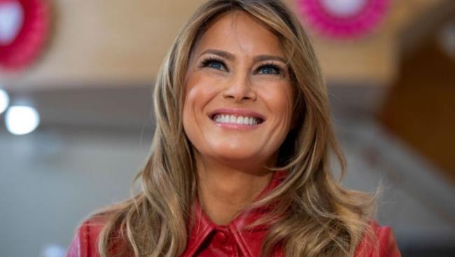 Melania Trump 50 -vuotias iso hymy kasvoilla