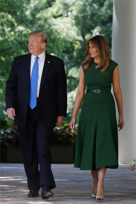 Melania Trump 50 -vuotias Donald Trumpin kanssa puutarhassa Valkoisen talon edessä Washingtonissa