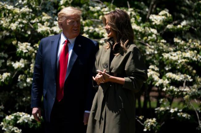 Melania Trump 50 -vuotias Donald Trumpin kanssa puutarhassa Valkoisen talon edessä