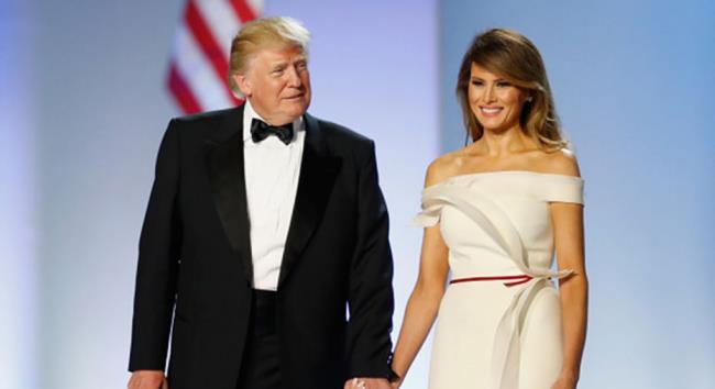 50 -vuotias Melania Trump hymyilee Yhdysvaltain presidentin Donald Trumpin puolelle