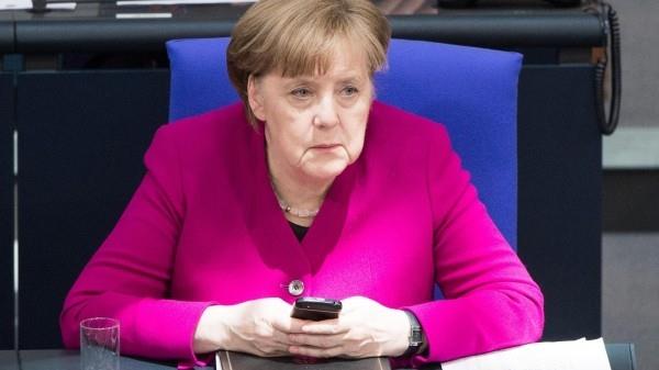 Merkel varastaa tietoja puhelimella