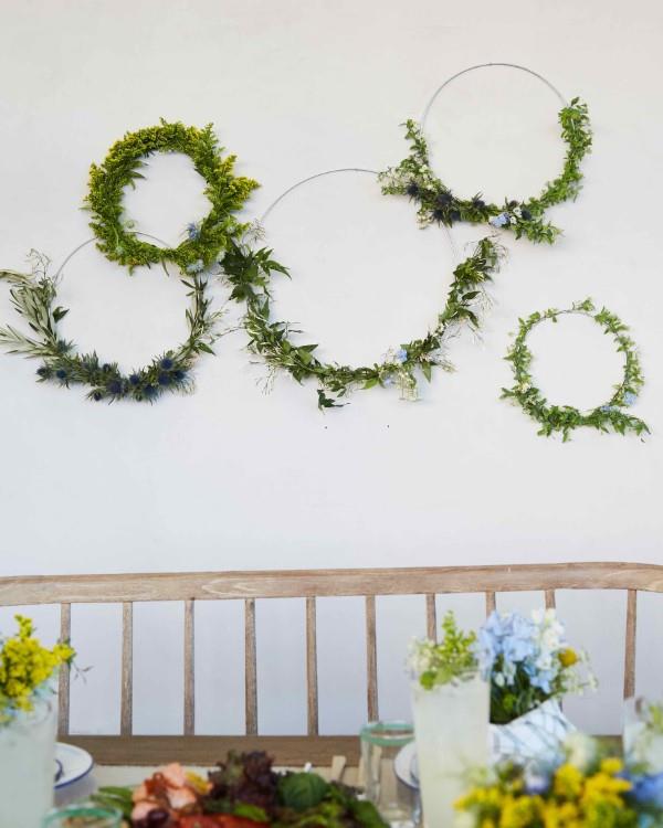 Koristele metallirengas kesäksi - tuoreita käsityöideoita ja vinkkejä seinän koristeluun vihreitä kukkia
