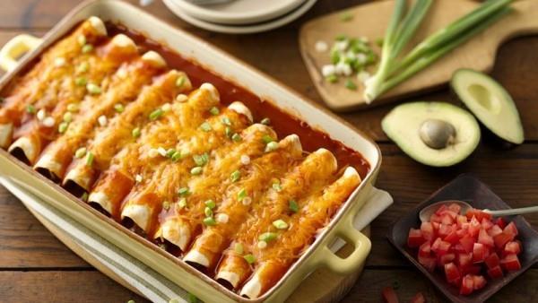 Meksikolaisia ​​ruokia Enchiladas täytetty juustoraasteella