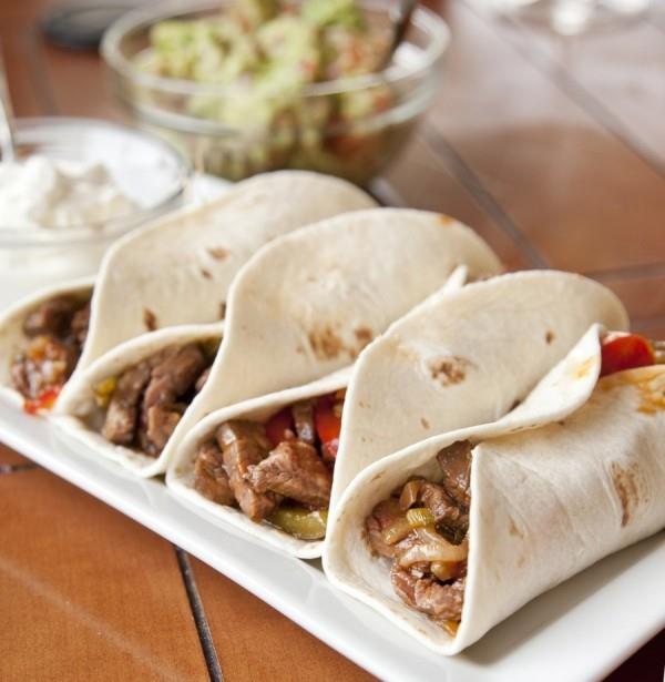 Meksikolaisia ​​ruokia reunustaa pihvi fajita burritos