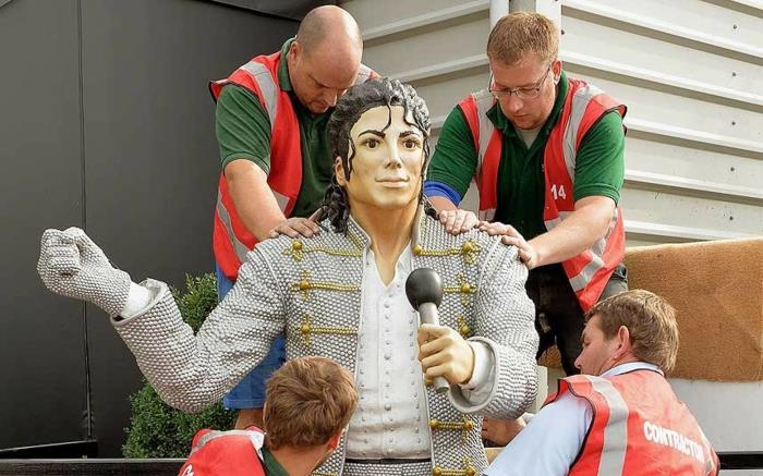 Michael Jacksonin patsas kohottaa vahapatsaan