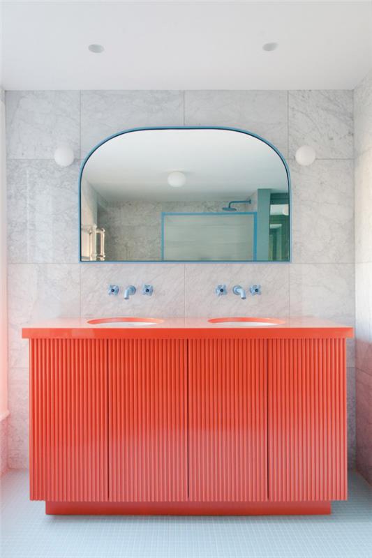 Vuosisadan puolivälin moderni olohuoneen kylpyhuoneen harmaat laatat marmorista näyttävät korallivärisiltä turhamaisuuksilta