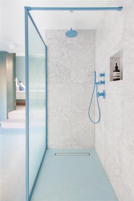 Vuosisadan puolivälin moderni kylpyhuone, harmaa ja vaaleansininen suihkunurkkalasi lasiseinä sininen hana