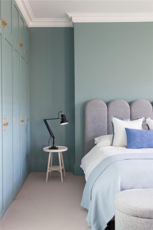Vuosisadan puolivälissä moderni olohuone makuuhuone harmaa teräs sininen hallitsevat seinät vuodevaatteet