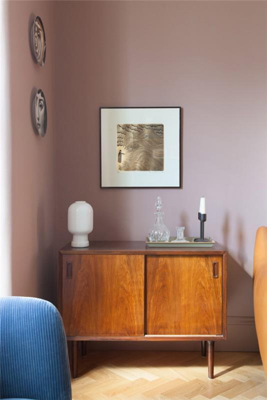Mid-Century Modern Living Style Olohuone Vintage Dresser olohuoneessa Lamppu Valkoinen kynttilä seinäkoriste