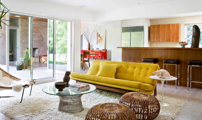 Keskipitkän vuosisadan moderni olohuone Olohuone Suuri lasiseinä Keltainen sohvalasipöytä Valkoinen mattopajuinen nojatuoli
