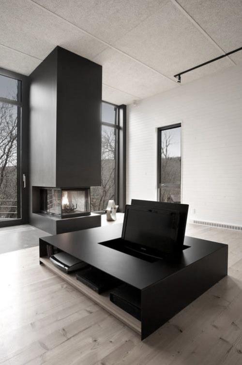 Minimalismi olohuoneessa, täydellinen huonesuunnittelu, pilari, jossa biotakka, paljon päivänvaloa, mediapöytä keskipisteenä