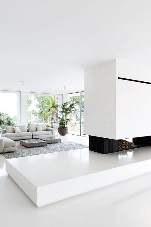 Minimalismi olohuoneessa täydellinen huoneen suunnittelu paljon valkoista takkaa vihreä kasvi nurkassa