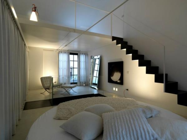 Minimalistiset vuoteet makuuhuoneideat portaiden kaiteet sängyn ympärillä
