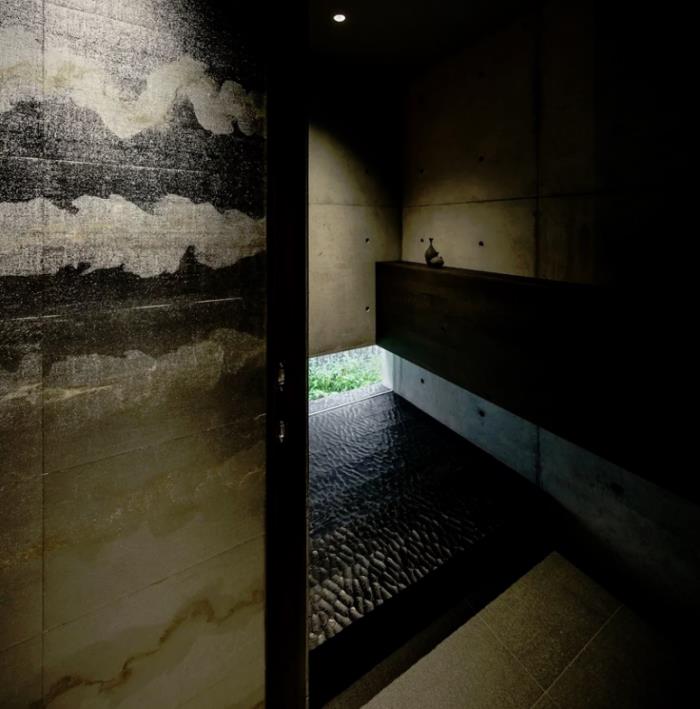Minimalistinen talo kivestä ja betonista Japanissa Puhdasta minimalismia sisällä, suihkuhuone spa -alueena, luonnonkivilaatat, epätavalliset laatat, tumma puu
