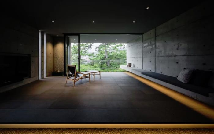 Minimalistinen kivi- ja betonitalo Japanissa Puhdasta minimalismia olohuoneen sisätiloissa