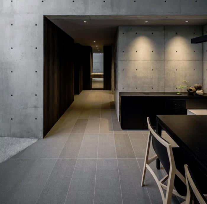 Minimalistinen kivi- ja betonitalo Japanissa Puhdas minimalismi sisällä, hyvin harkittu valaistus korostaa tiettyjä alueita