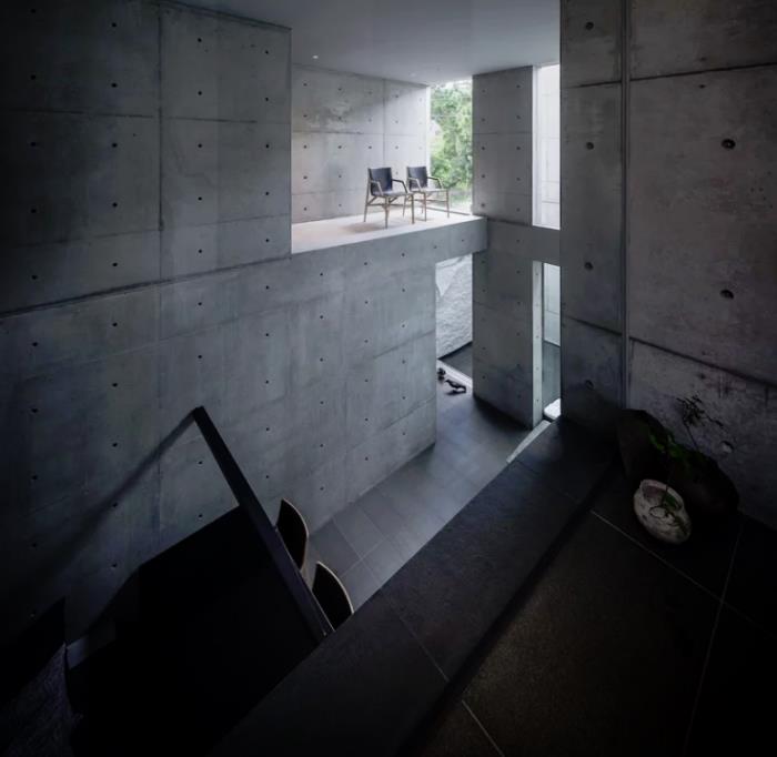 Minimalistinen talo kivestä ja betonista Japanissa Puhdasta minimalismia sisällä, leveä huone, betonimaailma, päivänvalo, kasvi vihreä korostuksena