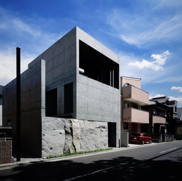 Minimalistinen kivi- ja betonitalo Japanissa silmiinpistävä yksinkertainen kaksikerroksinen pohja kivestä Rakentaminen betonista