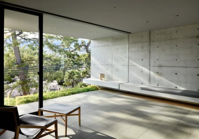 Minimalistinen kivi- ja betonitalo Japanissa pohjakerroksessa saumaton yhteys sisä- ja ulkotiloihin