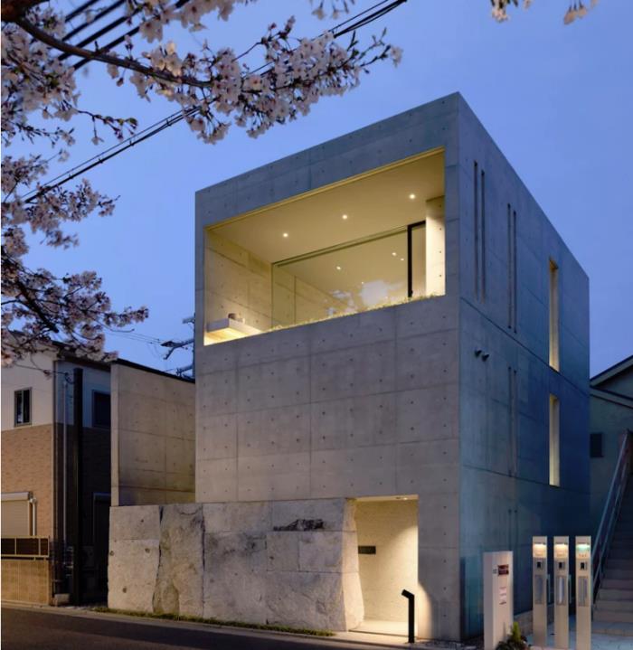 Minimalistinen kivi- ja betonitalo Japanissa, kaksikerroksinen perusta