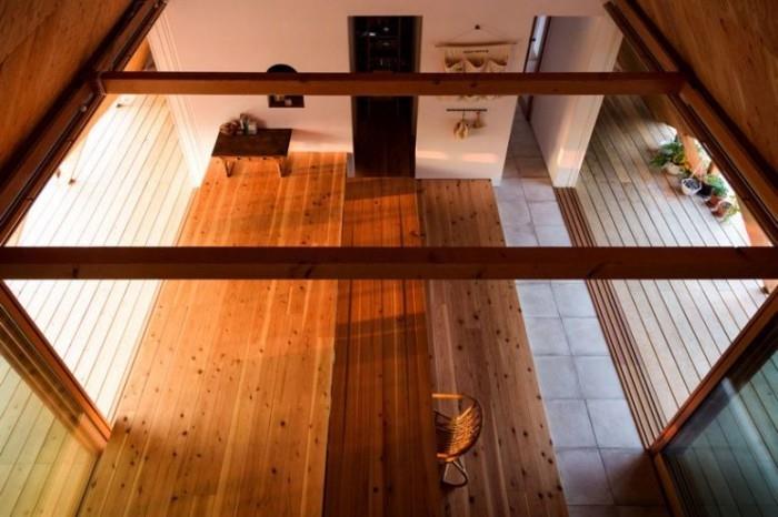 Minimalistinen talo Japanissa Puupalkit ja puupaneelit Huonekalut ja sisustus perinteisesti minimalistisia