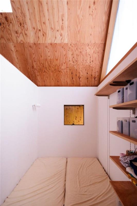 Minimalistinen talo Japanissa makuuhuoneen erittäin minimalistiset hyllyt patjat lattialla