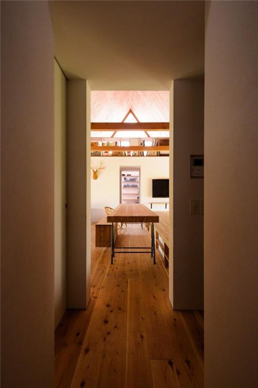Minimalistinen talo Japanissa sisustuksen sisällä on yksinkertainen, huonekalut ovat toimivia ja kestäviä