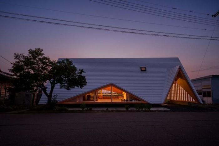 Minimalistinen talo, joka on rakennettu Japanissa teltan muodossa, on havaittavissa jo kaukaa