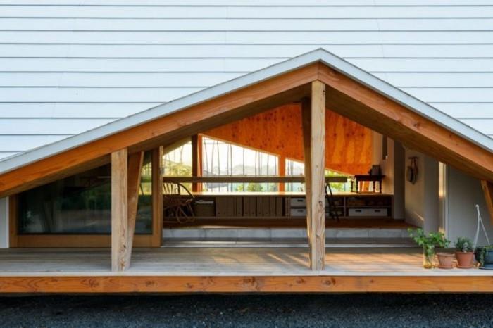 Minimalistinen talo Japanissa teltan muodossa, suuret lasiovet mahdollistavat pääsyn ulos