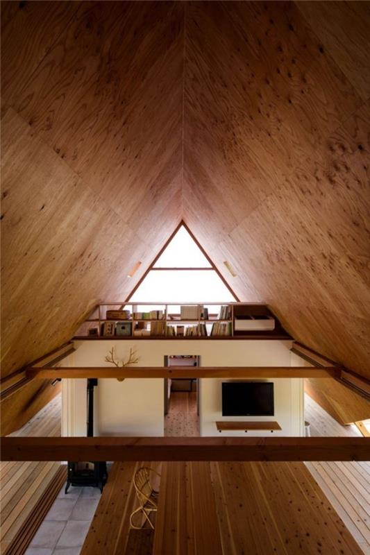 Minimalistinen talo Japanissa kaksi tasoa talossa, jotka on erotettu suurella puisella hyllyllä