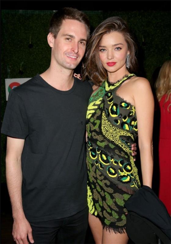 Miranda Kerr Malli huippumuodissa vapaa -ajallaan Evan Spiegelin kanssa