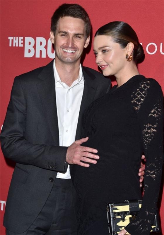 Miranda Kerr vauvan tuurissa Evan Spiegelin kanssa