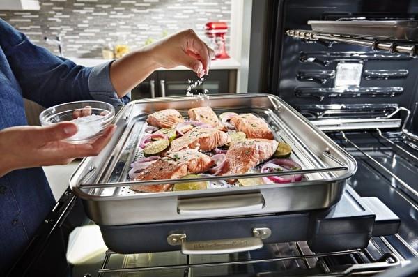 Nykyaikaista omaa ruoanlaittokokemustasi KitchenAid Smart Oven + Steam -lisälaitteella, joka höyryttää terveellisesti
