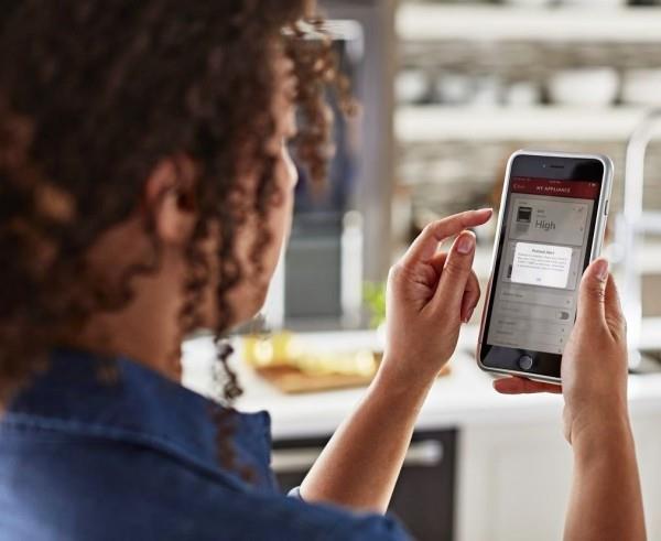 KitchenAid Smart Oven +: n avulla voit nykyaikaistaa oman ruoanlaittokokemuksesi, yrityksen sovelluksen älylaitteiden ohjaamiseen