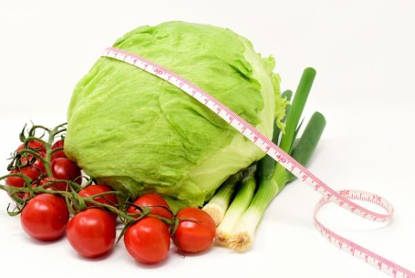 Helpompi laihduttaa terveellisellä ruoalla illalla vihannekset terveet