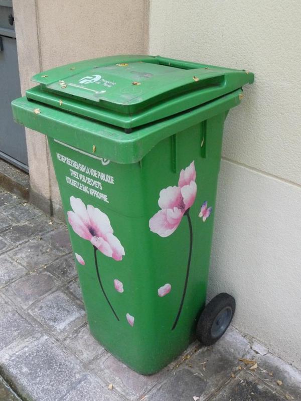 Puutarhan roskakori voi koristella kukkia -tarra