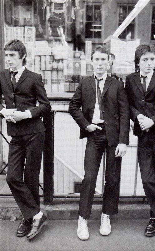 Muoti 70 -luvun miesten miesten vaatteet mustavalkoinen valokuva