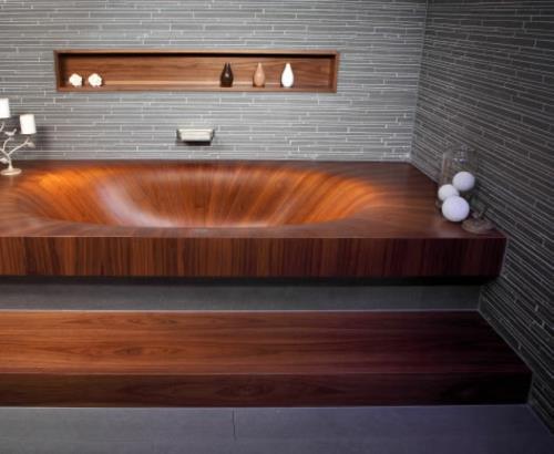 Moderni puinen kylpyamme ja alkuperäiset kylpyhuonekalusteet