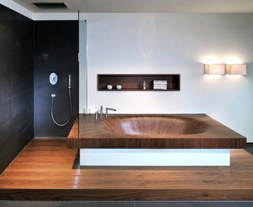Moderni puinen kylpyamme ja alkuperäinen design -suihkukaappi musta seinä