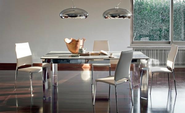 Modernit ruokapöydät ja tuolit riippuvalaisimilla