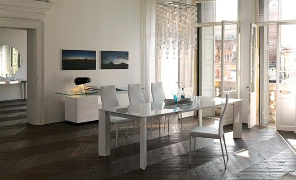 Modernit ruokapöydät ja tuolit valkoista lasiverhoilua