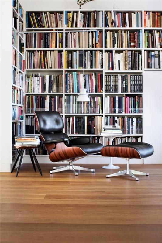 Moderni kotikirjaston kirjahyllyt mukavat nojatuolit sivupöytä jakkarat puhdasta kodikkuutta