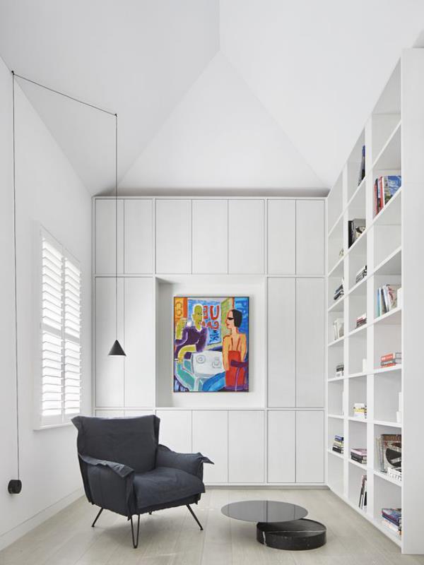 Moderni talokirjasto valkoinen huone muotoilu värikäs seinämaalaus korostaen mustia nojatuoleja