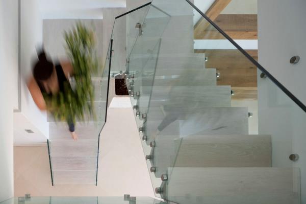 Moderni puinen portaiden kaide tyylikäs lasi