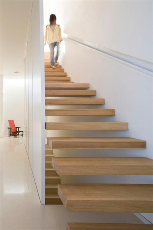 Moderni puinen portaiden kaide tyylikkäästi kelluva