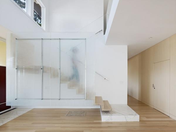 Moderni puiset portaat lasikaiteen väri valkoinen